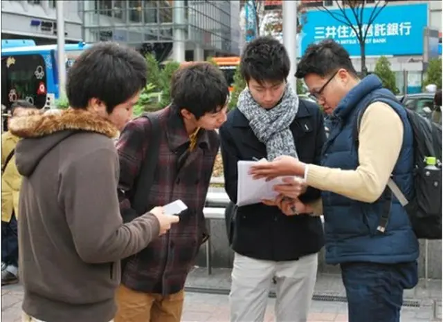 アンケート調査に応じる日本人大学生＝（聯合ニュース）