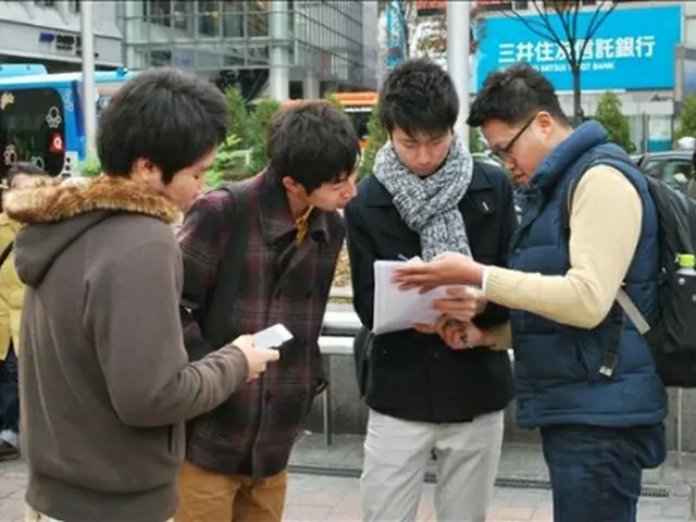 アンケート調査に応じる日本人大学生＝（聯合ニュース）