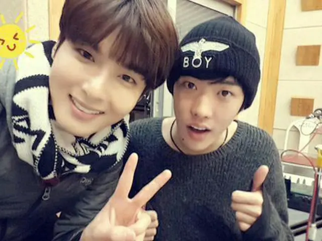 「SUPER JUNIOR」リョウク（27）と「CROSS GENE」TAKUYA（タクヤ、22）が爽やかなツーショット写真を公開した。（提供:OSEN）