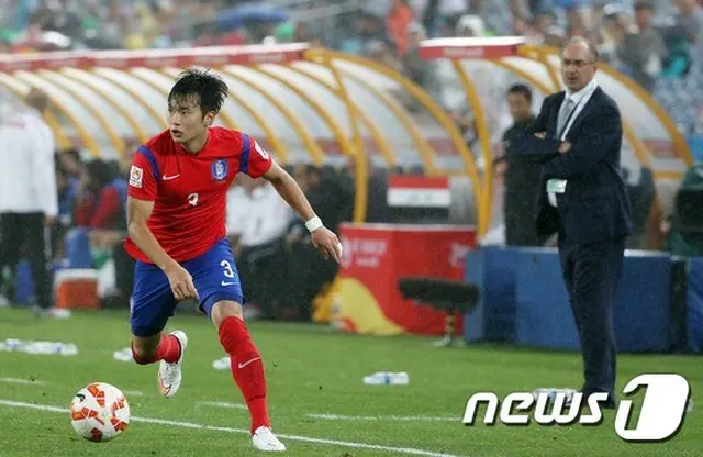 サッカーアジア杯で韓国の準優勝に貢献したキム・ジンス（ホッフェンハイム）がドイツの空港で、電子機器、ブランドのバッグを税関に申告し忘れ、税関当局に取り調べられていたことが分かった。