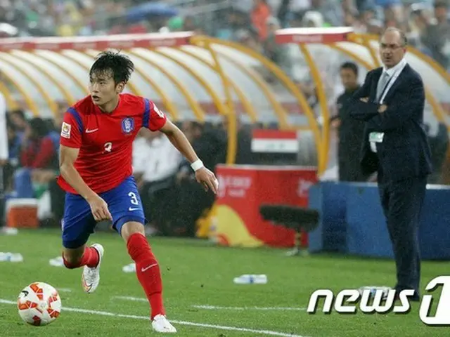 サッカーアジア杯で韓国の準優勝に貢献したキム・ジンス（ホッフェンハイム）がドイツの空港で、電子機器、ブランドのバッグを税関に申告し忘れ、税関当局に取り調べられていたことが分かった。