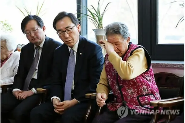 元慰安婦の女性の話に耳を傾ける趙兌烈第２次官（中央）＝６日、広州（聯合ニュース）