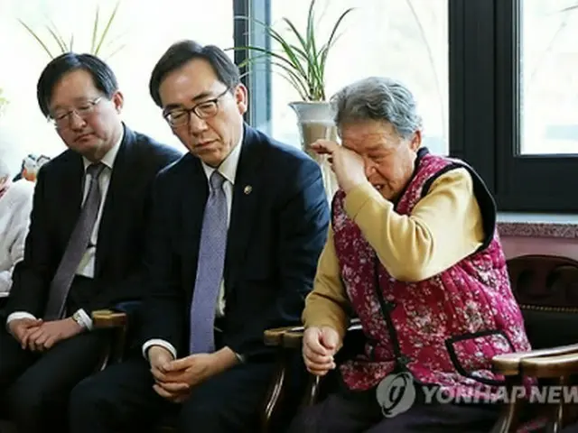 元慰安婦の女性の話に耳を傾ける趙兌烈第２次官（中央）＝６日、広州（聯合ニュース）