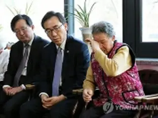 韓国次官が慰安婦被害者施設訪問　「問題解決へ努力」