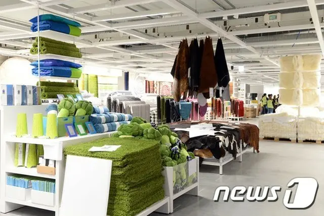 韓国IKEAが顧客からの返品家具を再販売していることで、韓国国内の家具業界からひんしゅくを買っている。（提供:news1）