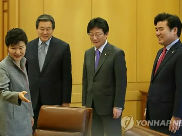 青瓦台で会合を行った朴大統領（左端）と与党執行部＝１０日、ソウル（聯合ニュース）
