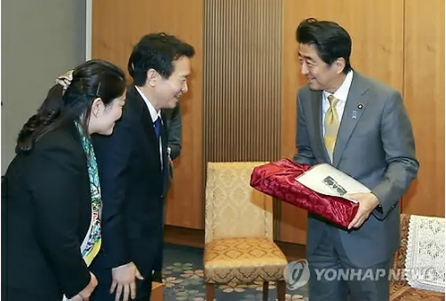 南知事（中央）と安倍首相（京畿道提供）＝１０日、東京（聯合ニュース）