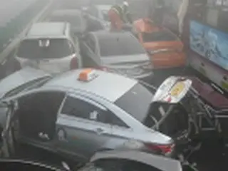 仁川の１００台追突事故で２人死亡　日本人２人軽傷