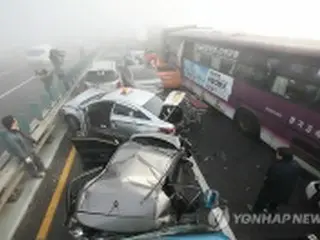 仁川空港付近で１０５台絡む事故　２人死亡・６３人負傷