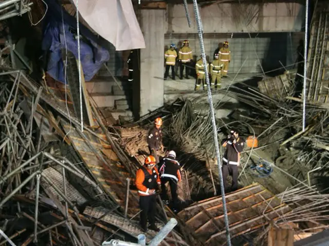 ソウル市内に建設中の国立舎堂（サダン）総合体育館の天井が落下した事故により下敷きとなった作業員11名は、全員が救助されて近隣の病院に搬送された。（提供:news1）