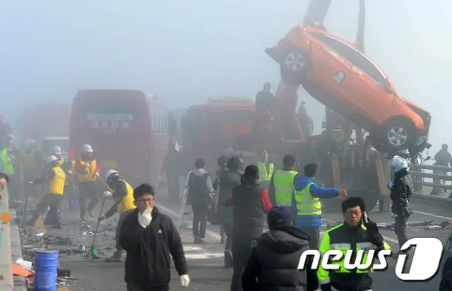仁川国際空港近くの永宗大橋で11日午前、濃霧による105台が絡む玉突き事故発生し、気象庁による霧特報についての実効性の低さが浮き彫りとなった。