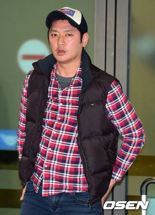 航空機内で大暴れした韓国歌手のボビー・キムが、13日午後6時30分に仁川国際空港に帰国し、騒動後初めて取材陣の前に現れ、改めて謝罪した。（提供:OSEN）