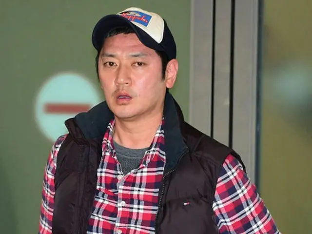 航空機内で大暴れした韓国歌手のボビー・キムが、13日午後6時30分に仁川国際空港に帰国し、騒動後初めて取材陣の前に現れ、改めて謝罪した。（提供:OSEN）