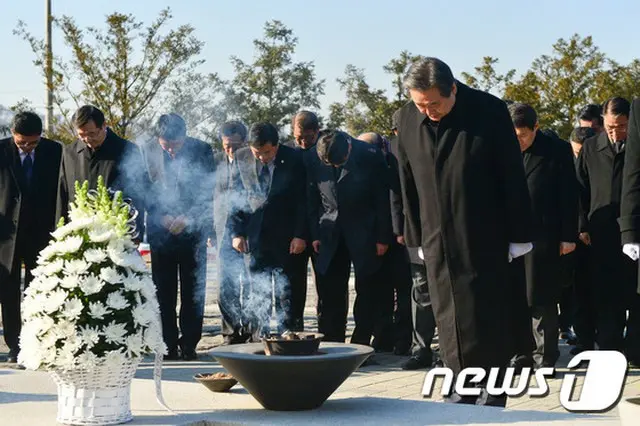 韓国最大野党の新政治民主連合は、セヌリ党のキム・ムソン代表（写真右）が盧武鉉元大統領の墓地を参拝したことに対し、歓迎の意を明らかにした。（提供:news1）