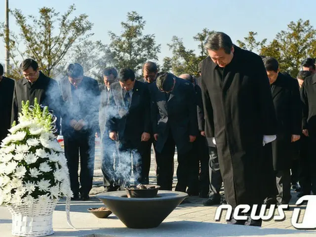 韓国最大野党の新政治民主連合は、セヌリ党のキム・ムソン代表（写真右）が盧武鉉元大統領の墓地を参拝したことに対し、歓迎の意を明らかにした。（提供:news1）