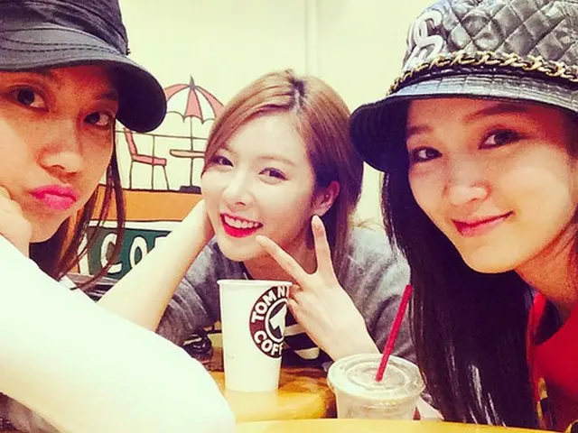 韓国ガールズグループに所属する3メンバー、フェイ（Miss A）、ジア（Miss A）、ヒョナ（4Minute）が3ショットを公開し、話題を呼んでいる。（提供:OSEN）
