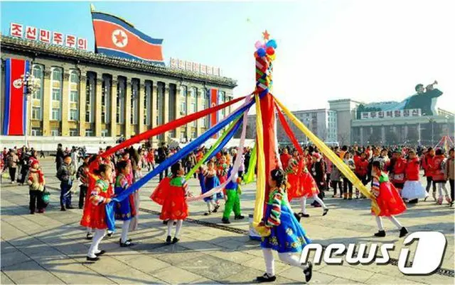 北朝鮮は、旧正月連休中の20日、大々的に体制と関連付けて宣伝する姿を見せた。（提供:news1）