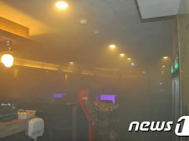 20日午後3時20分頃、韓国南部韓国南部、釜山（プサン）市近くの昌原（チャンウォン）市にあるインターネットカフェで、タバコの火が原因と見られる火災が起こったが、10分ほどで鎮火した。（提供:news1）