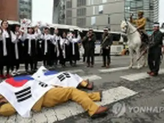 日本大使館前で「竹島の日」に抗議　汚物投げる男も＝韓国
