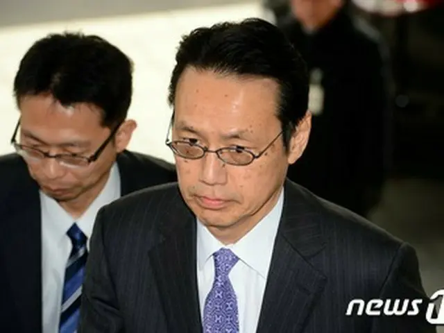 韓国政府は23日、韓国駐在の日本外交官を呼び、日本政府が前日（22日）に「竹島の日」式典を行い、高官を出席させたことに対して再度、強く抗議した。