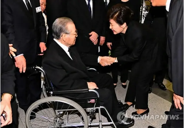 金元首相にお悔やみの言葉を伝える朴大統領＝２３日、ソウル（聯合ニュース）