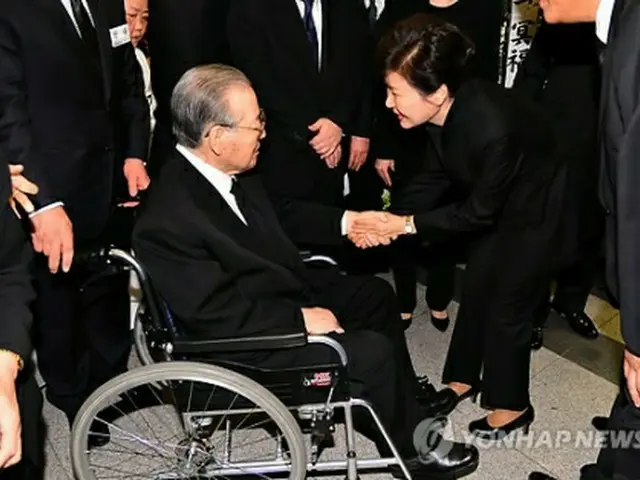 金元首相にお悔やみの言葉を伝える朴大統領＝２３日、ソウル（聯合ニュース）