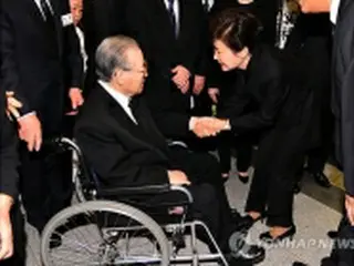 金鍾泌元首相の夫人死去　朴大統領が弔問