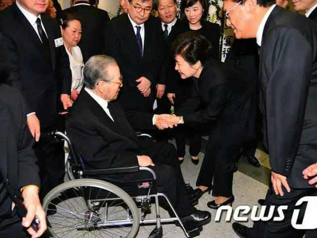 韓国の朴槿恵（パク・クネ）大統領は23日、金鍾泌（キム・ジョンピル）元首相の夫人であり、朴大統領自身のいとこにあたる故朴栄玉（パク・ヨンオク）氏の葬儀場を訪れた。（提供:news1）