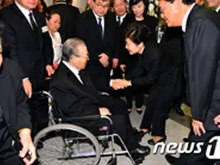 朴大統領の慰労の言葉に、金鍾泌元首相が涙