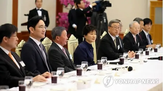 昼食会を行う朴大統領（左から４番目）＝２４日、ソウル（聯合ニュース）