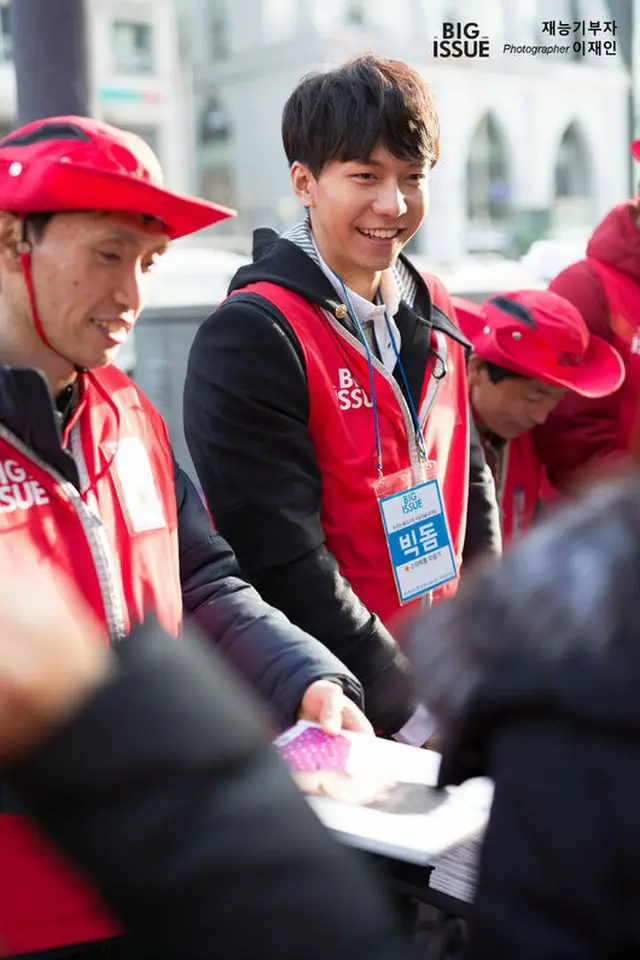ホームレスの自律を支援するスタイルライフマガジン「THE BIG ISSUE KOREA」の一日路上販売員“スター助っ人”活動を行なった歌手兼俳優のイ・スンギの行動について、主催側は感謝の気持ちを表した。（提供:OSEN）
