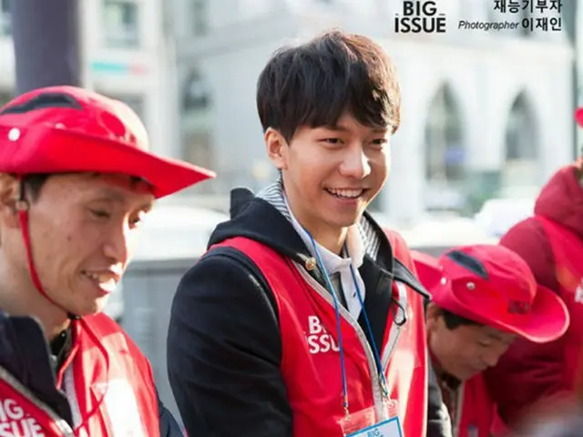 ホームレスの自律を支援するスタイルライフマガジン「THE BIG ISSUE KOREA」の一日路上販売員“スター助っ人”活動を行なった歌手兼俳優のイ・スンギの行動について、主催側は感謝の気持ちを表した。（提供:OSEN）