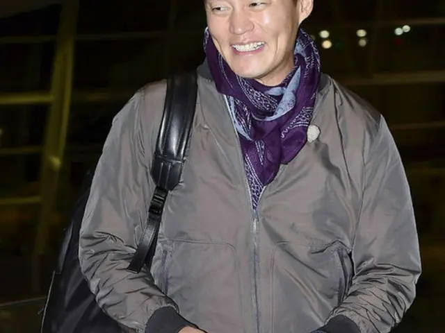 韓国俳優イ・ソジンが元イングランド代表MFデビッド・ベッカムとの広告イベント参加のため英国に出国する。（提供:OSEN）