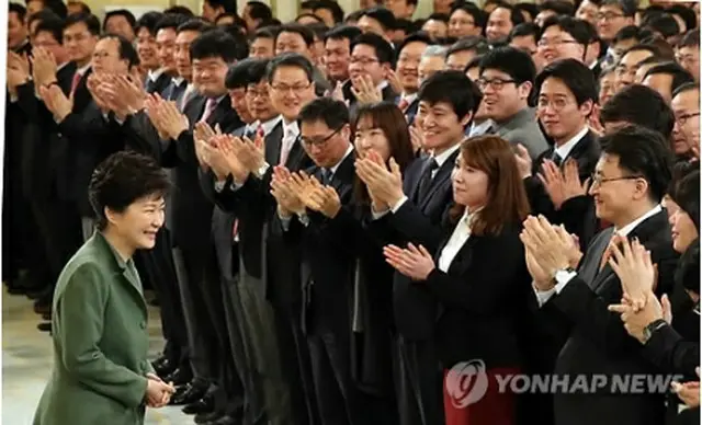 青瓦台職員の朝礼に出席した朴大統領＝２５日、ソウル（聯合ニュース）