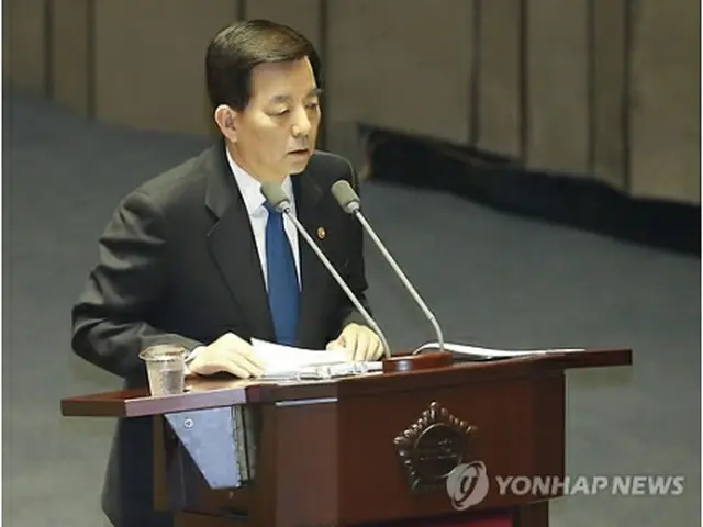 国会で答弁する韓民求長官＝２５日、ソウル（聯合ニュース）