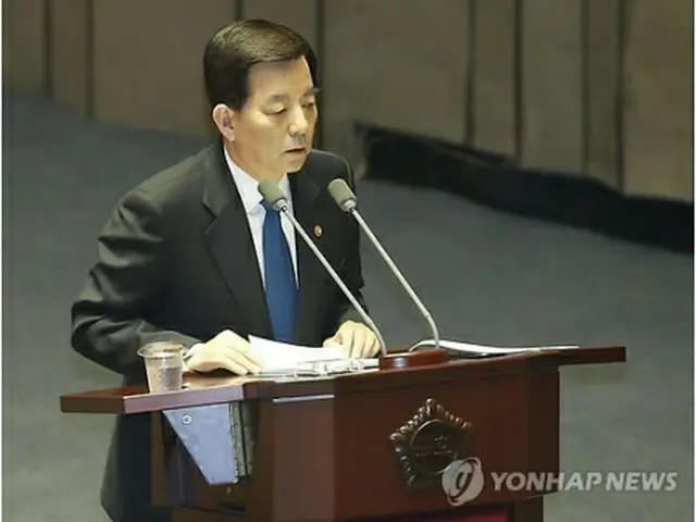 国会で答弁する韓民求長官＝２５日、ソウル（聯合ニュース）