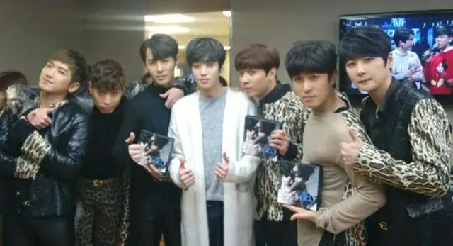 ソロデビューした「TEENTOP」のニエルが、大先輩グループ「SHINHWA」と撮った記念写真を公開した。（提供:OSEN）