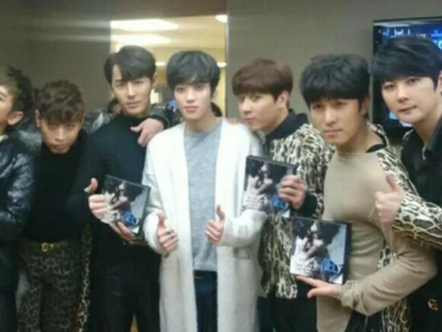 ソロデビューした「TEENTOP」のニエルが、大先輩グループ「SHINHWA」と撮った記念写真を公開した。（提供:OSEN）