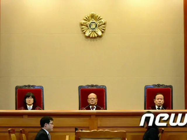 韓国・憲法裁判所による姦通罪の違憲決定によって、以前に姦通罪で処罰された人たちは1人あたり最大3000万ウォン（約325万円）の補償金請求ができると見られているが実際は…（提供:news1）