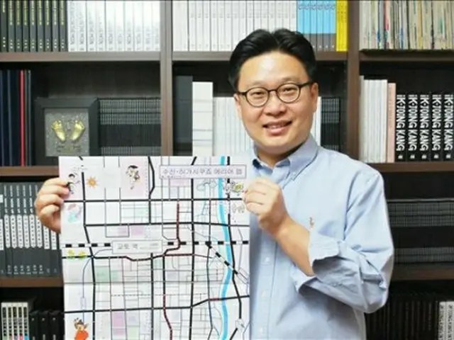 韓国語版のマップを手にする徐氏＝２７日、ソウル（聯合ニュース）