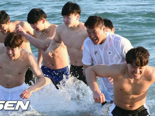 27日午後、江原道（カンウォンド）の海水浴場で行われた韓国男子ハンドボール代表チームの訓練2日目の日程で監督と選手たちが海に入った。（提供:OSEN)