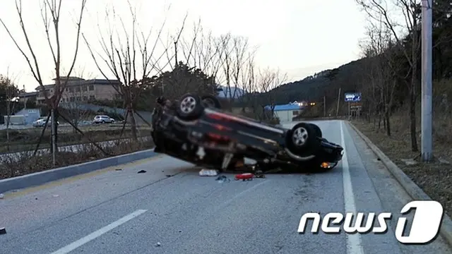韓国南西部の全羅北道南原市で、学習塾の講師が自家用車に生徒8名を乗せて事故を起こし、1名が死亡、8名が負傷した。講師は泥酔状態で運転し、事故を起こしたことがわかった。（提供:news1）