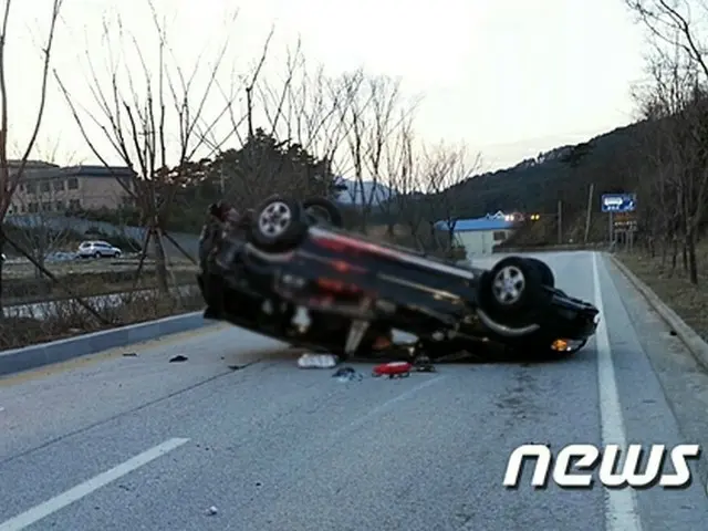 韓国南西部の全羅北道南原市で、学習塾の講師が自家用車に生徒8名を乗せて事故を起こし、1名が死亡、8名が負傷した。講師は泥酔状態で運転し、事故を起こしたことがわかった。（提供:news1）