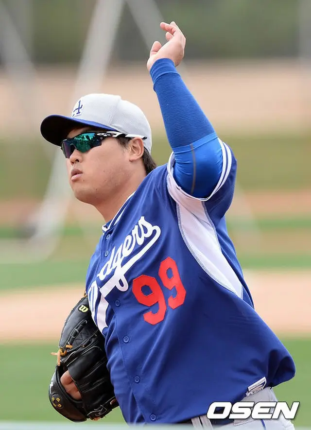 練習中、背中の違和感をチェックするドジャース・柳賢振（リュ・ヒョンジン）。