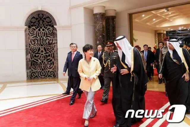 中東4カ国を歴訪中である韓国の朴槿恵（パク・クネ）大統領は2日（現地時間）、ジャービル首相やガーニム国民議会議長と会談をはじめとして、中東歴訪の公式日程に入った。（提供:news1）