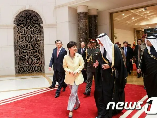 中東4カ国を歴訪中である韓国の朴槿恵（パク・クネ）大統領は2日（現地時間）、ジャービル首相やガーニム国民議会議長と会談をはじめとして、中東歴訪の公式日程に入った。（提供:news1）