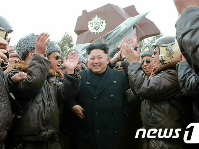 北朝鮮の金正恩第1書記が2009年4月、人工衛星「光明星2号」発射した部隊を視察、さらにパイロット14名が死亡していたことがわかった。3日、朝鮮中央通信が報道した。（提供:news1）