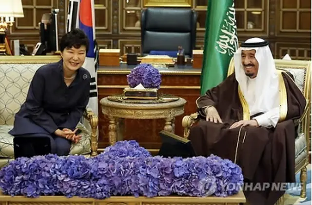 サルマン国王(右)と会談する朴大統領＝３日、リヤド（聯合ニュース）