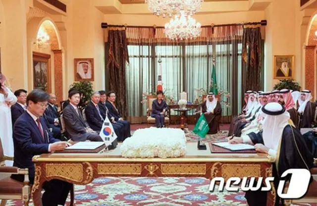 サウジアラビアを訪問中の朴槿恵（パク・クネ）大統領は4日（日本時間）、クウェートに続き、サウジアラビアでも両国企業・機関が大挙参加するビジネスフォーラムに参加した。（提供:news1）
