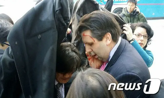 リッパート駐韓米大使、凶器持った男に頬や手首などを切られ大けが＝韓国。